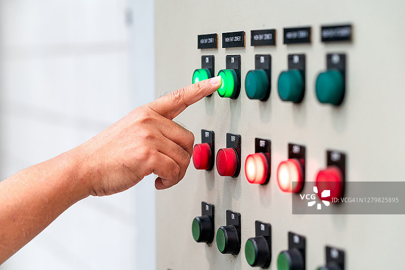 电工按下按钮关闭高压柜，不间断电源，电力图片素材