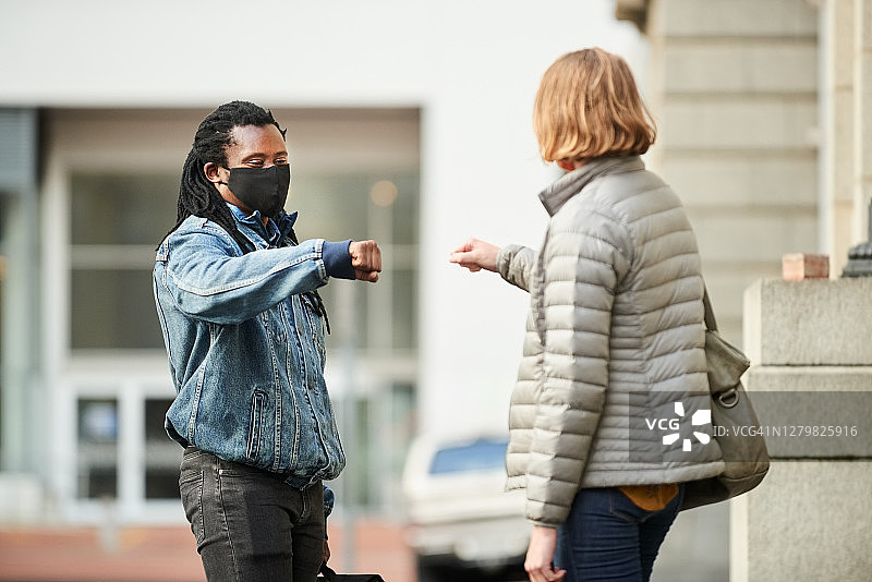 新常态下的问候手势图片素材