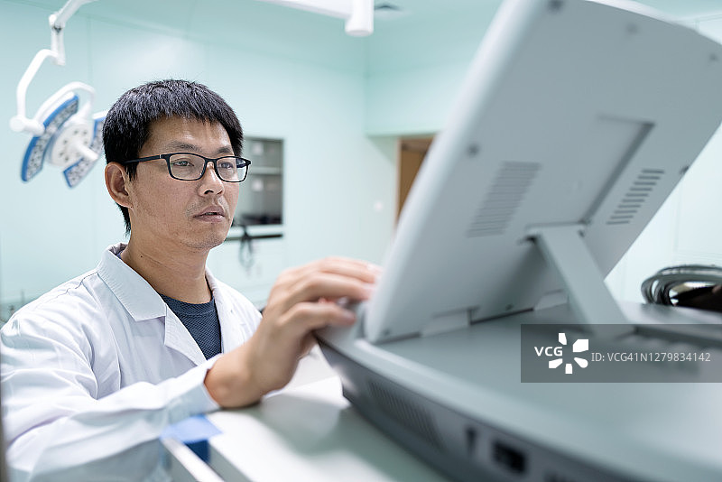 认真负责的手术室男医生图片素材