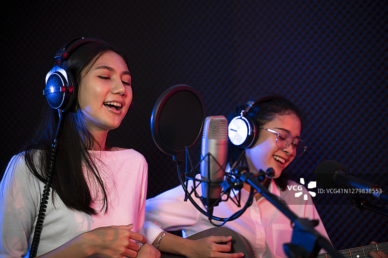 女歌手在专业录音棚录制专辑图片素材