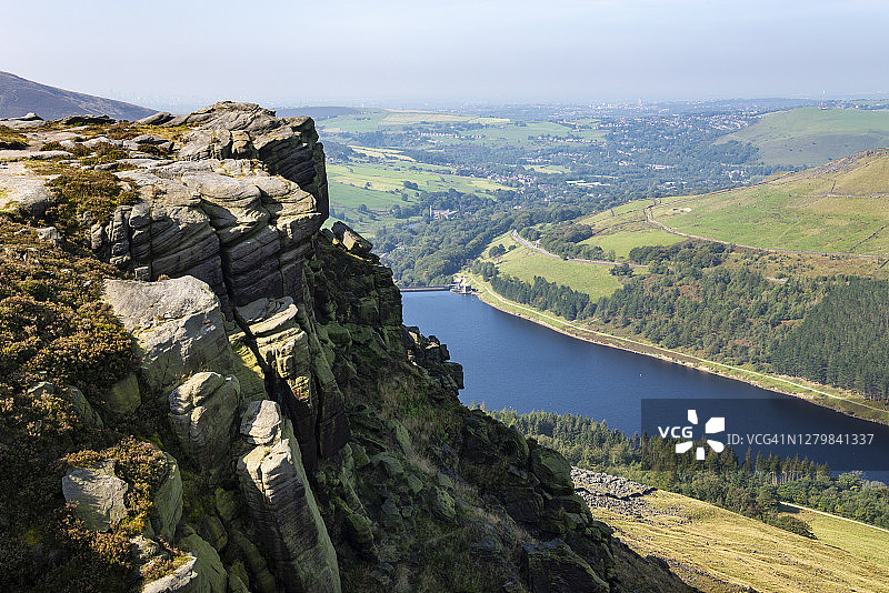 大曼彻斯特格林菲尔德多夫斯通水库的迪安岩石图片素材