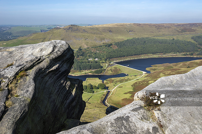 大曼彻斯特格林菲尔德多夫斯通水库的迪安岩石图片素材