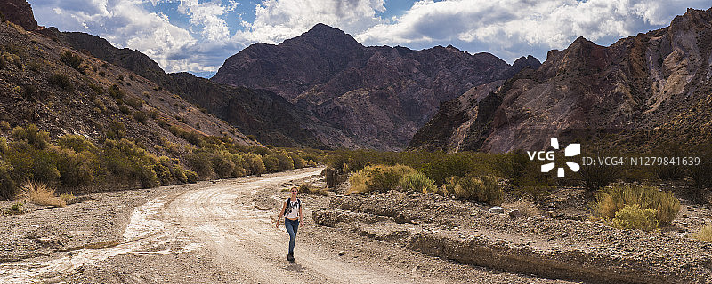 在阿根廷门多萨省乌斯帕亚塔周围的安第斯山脉徒步旅行图片素材