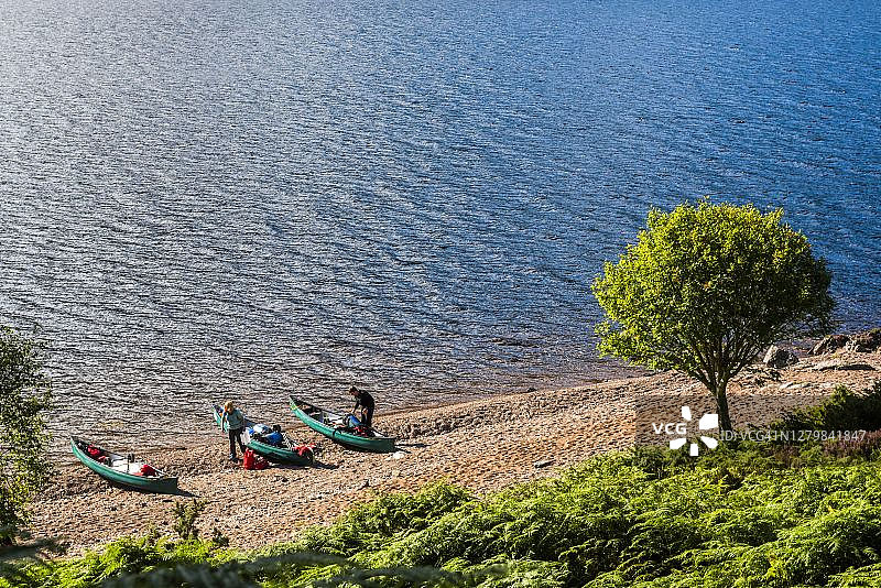 苏格兰高地喀里多尼亚运河尼斯湖段的独木舟之旅图片素材