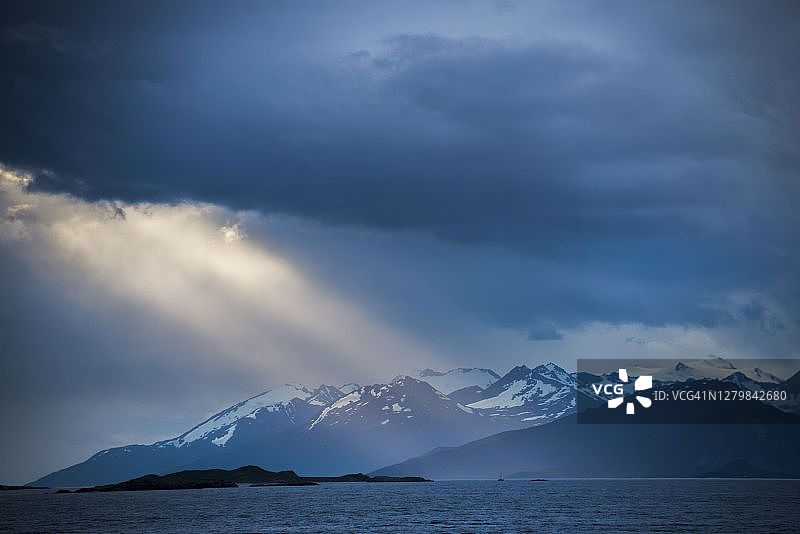 乌斯怀亚比格尔海峡的安第斯山脉风光图片素材