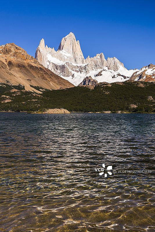 阿根廷巴塔哥尼亚查尔滕镇，菲茨罗伊山后的卡普里湖图片素材