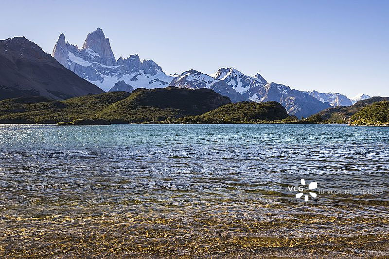 阿根廷巴塔哥尼亚查尔腾镇卡普里泻湖和菲茨罗伊峰的傍晚景色图片素材