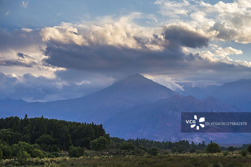 安第斯山脉日落景观：阿根廷门多萨省乌斯帕亚塔图片素材