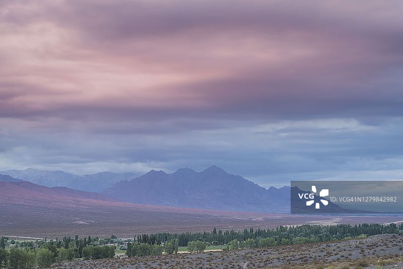 阿根廷门多萨省乌斯帕亚塔日落时分的安第斯山脉图片素材