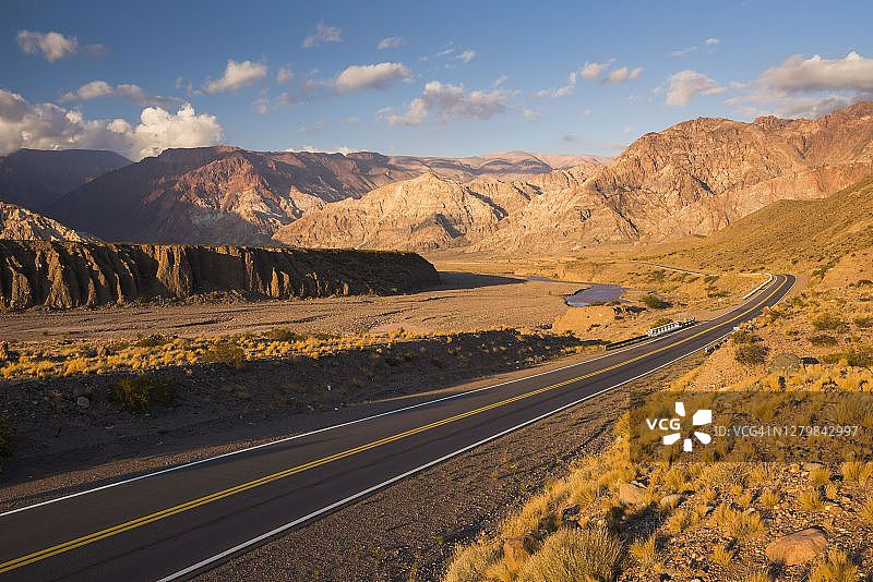 安第斯山脉7号公路：从阿根廷到智利，门多萨省Uspallata附近图片素材