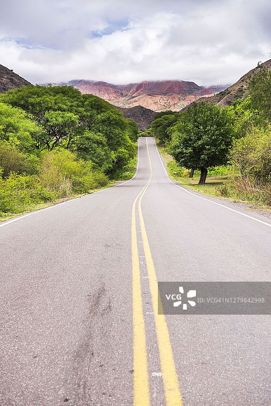 阿根廷北部萨尔塔省查奇谷的道路图片素材