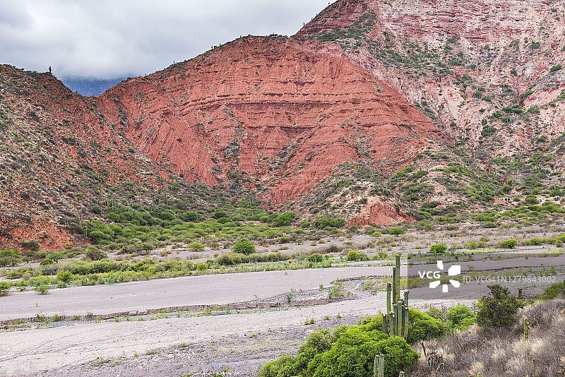阿根廷萨尔塔省卡奇山谷的彩色红色岩石图片素材