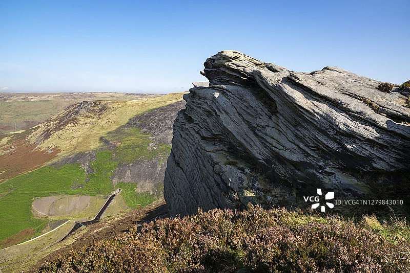 大曼彻斯特格林菲尔德多夫斯通水库的迪安岩石图片素材