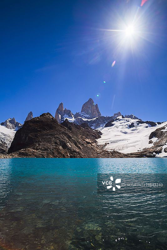 菲茨罗伊峰，又名查尔滕峰，从洛斯 Tres 湖升起图片素材