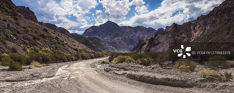 阿根廷门多萨省乌斯帕亚塔附近的安第斯山脉土路图片素材