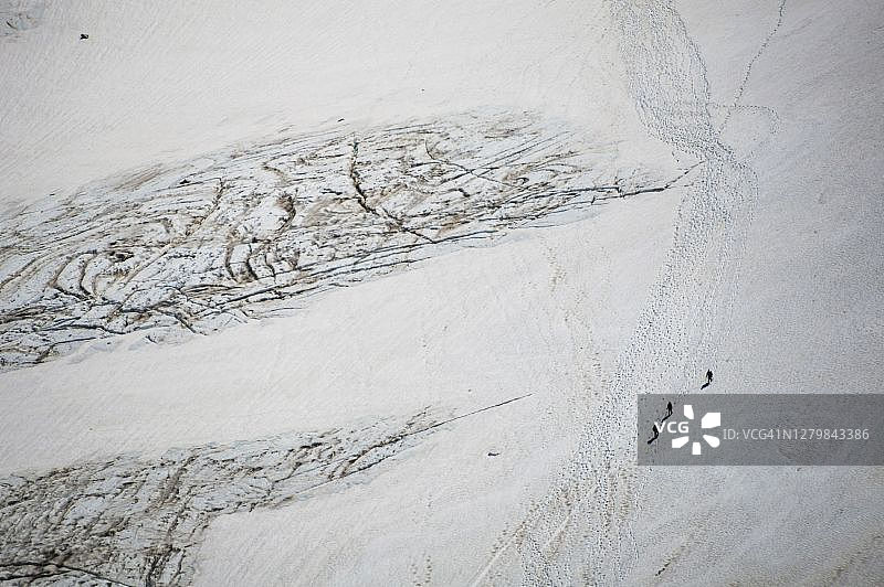 登山者从菲茨罗伊峰返回，正在下降三个冰川，阿根廷巴塔哥尼亚埃尔查尔滕图片素材