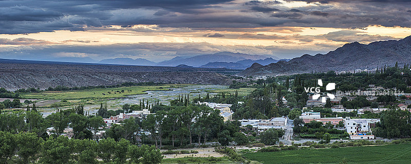 安第斯山脉卡奇镇日落景观图片素材