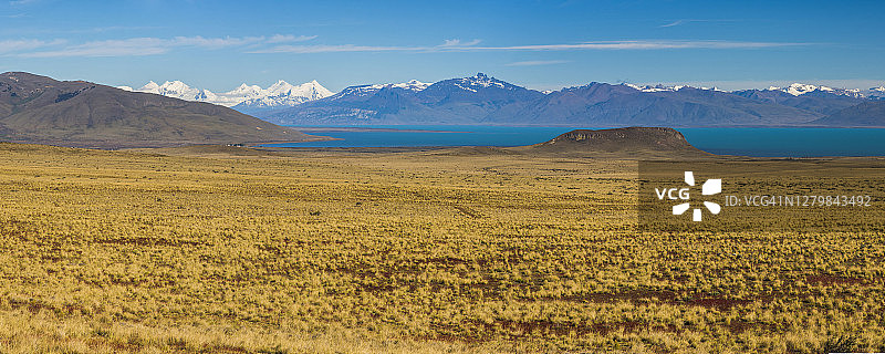 阿根廷湖，巴塔哥尼亚草原和安第斯山脉图片素材