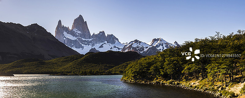 阿根廷巴塔哥尼亚查尔腾镇卡普里泻湖和菲茨罗伊峰的傍晚景色图片素材