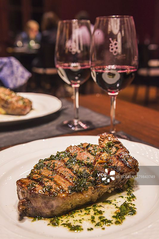 阿根廷门多萨马伊普产区酒庄高级餐厅的红酒牛排晚餐图片素材