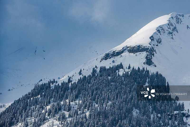 法国阿尔卑斯山区冬季滑雪场风景图片素材