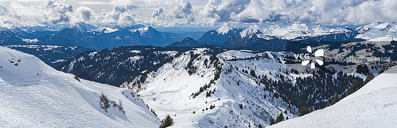 莫尔济讷雪冬山地景观，法国阿尔卑斯山图片素材
