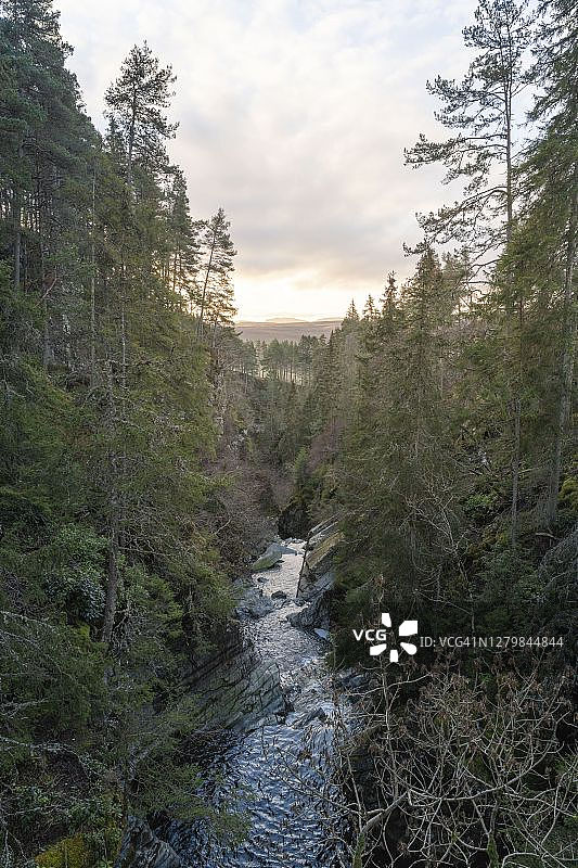 布鲁阿尔瀑布步道风光，位于英国苏格兰高地图片素材