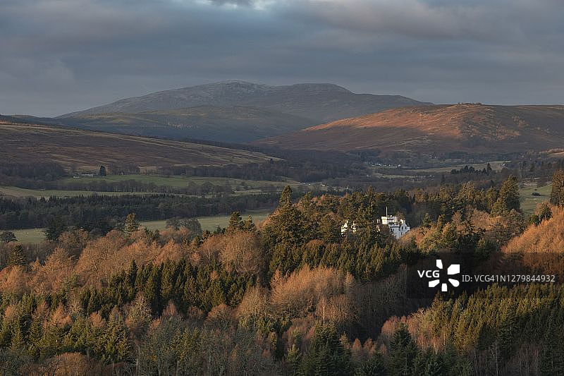 布莱尔艾托尔城堡，秋季树木环绕，珀斯郡，苏格兰高地，英国，欧洲图片素材