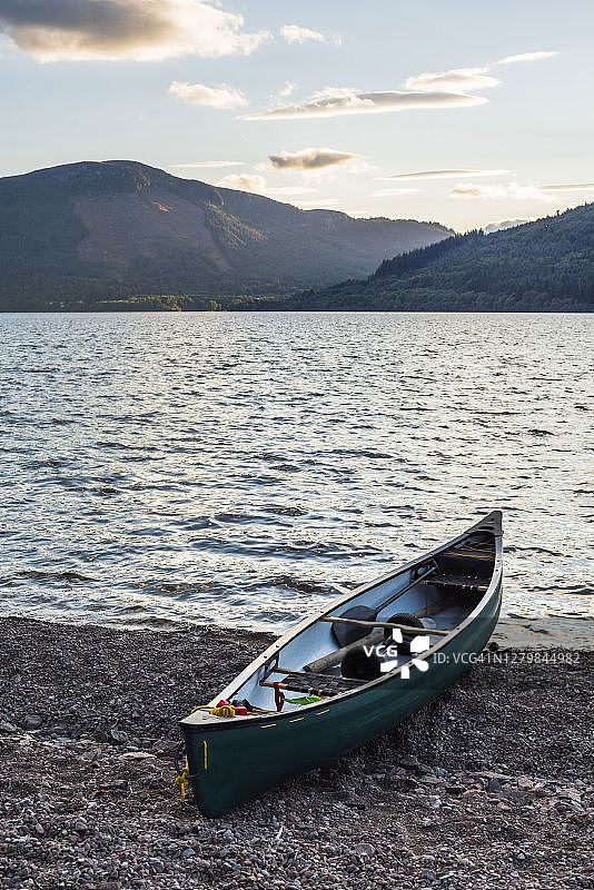 苏格兰高地喀里多尼亚运河尼斯湖段的独木舟之旅图片素材