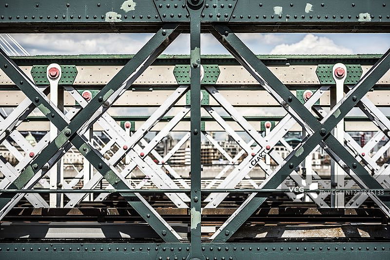 英国伦敦亨格福德桥和金禧桥图片素材