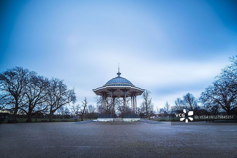 英国伦敦兰贝斯区克拉珀姆公共乐队演出台图片素材