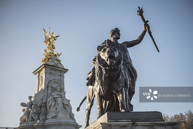 英国伦敦白金汉宫维多利亚女王纪念碑上的狮子图片素材