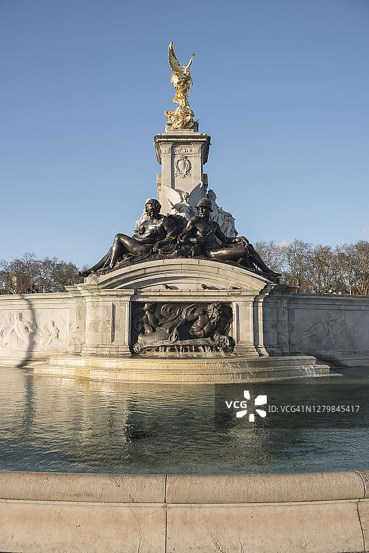 伦敦白金汉宫的维多利亚女王纪念碑图片素材
