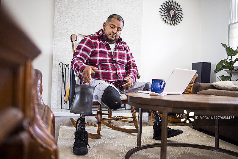 西班牙裔退伍截肢军人与医生进行远程医疗通话图片素材