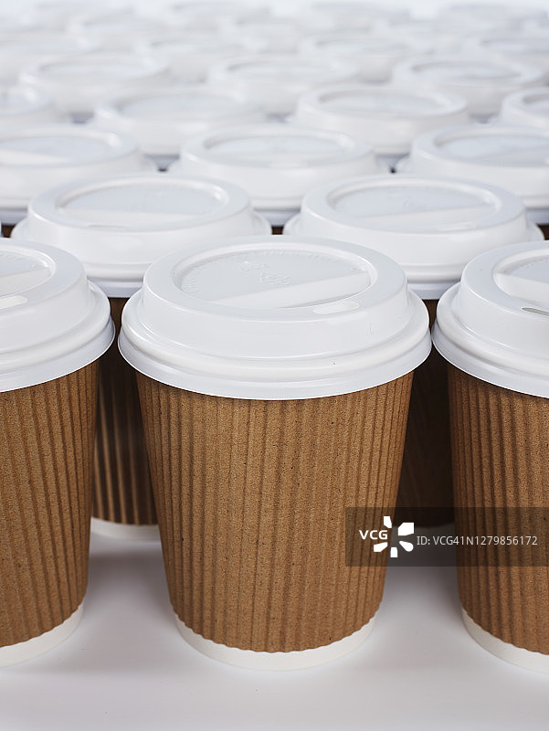 白色背景上的许多一次性咖啡杯图片素材