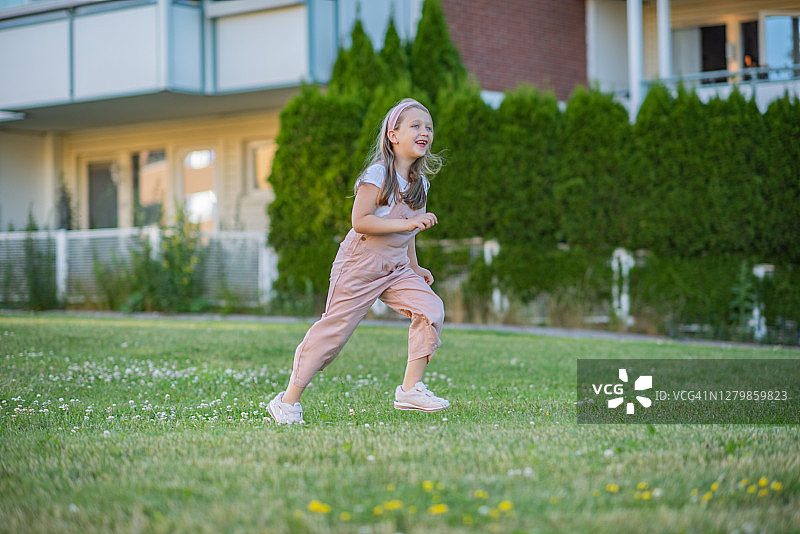 快乐的女孩在公园里跑步图片素材