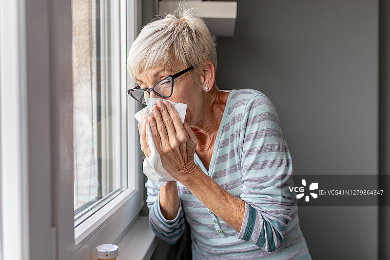 年长的女人在家得了流感图片素材