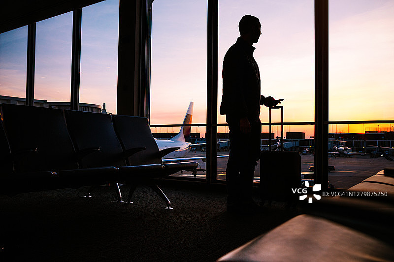 在机场登机口等待的男人图片素材