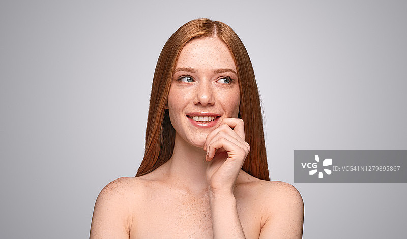 年轻女人梦想着做水疗图片素材