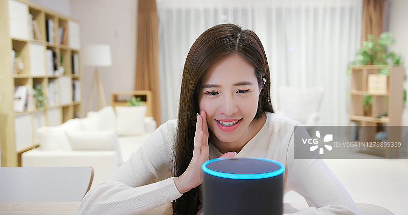 智能AI音箱概念图片素材