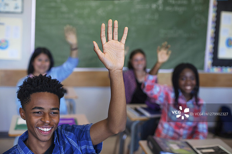 课堂上举手的微笑多元文化学生图片素材