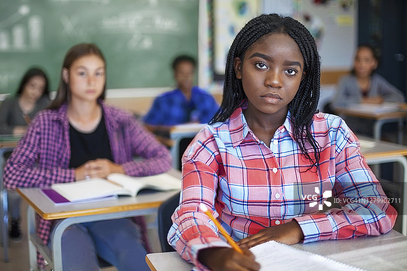专心上课的黑人学生图片素材