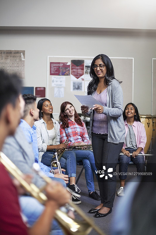 印度女导师在音乐课堂上与学生互动图片素材