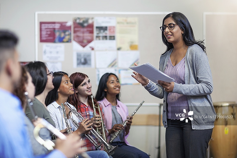 印度女导师在音乐课堂上与学生互动图片素材