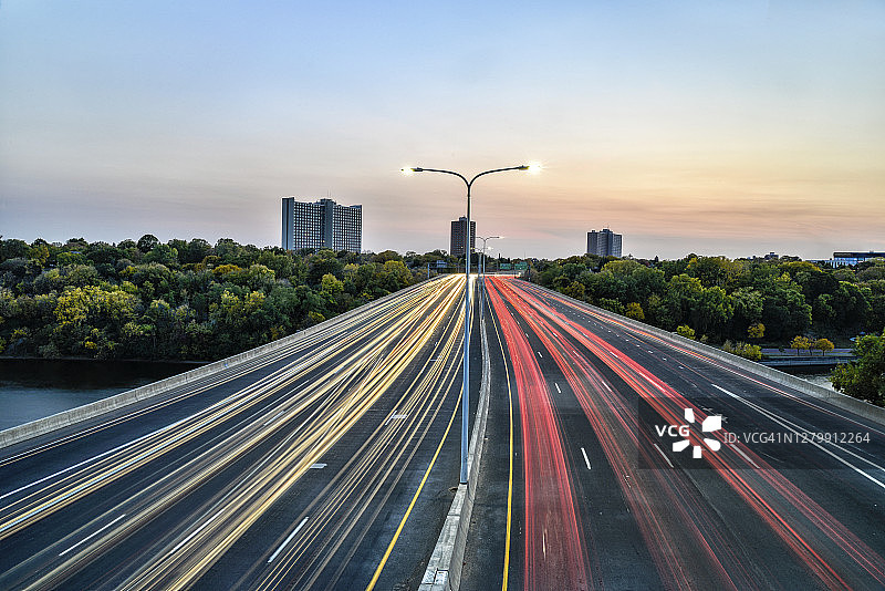 日落时分明尼阿波利斯I94高速公路密西西比河大桥图片素材