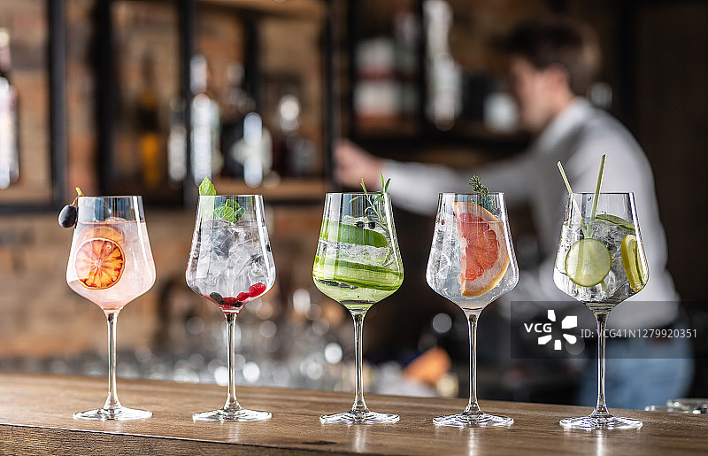 酒吧中葡萄酒杯里的各种鸡尾酒精选图片素材