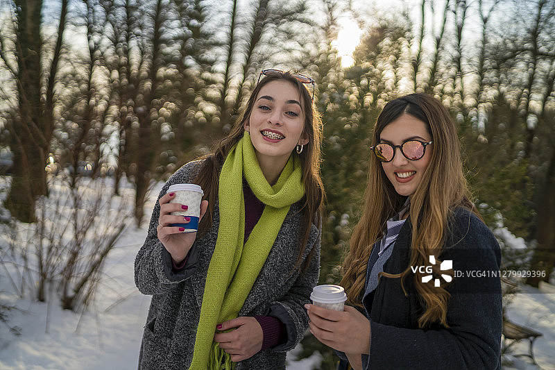 在冬日分享一杯暖饮图片素材