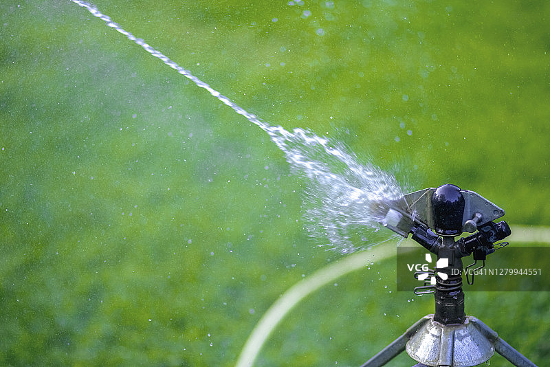 草坪洒水器的特写镜头图片素材