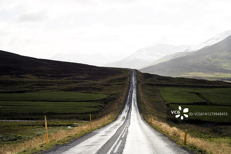 锡格吕菲厄泽附近的蜿蜒道路，冰岛图片素材