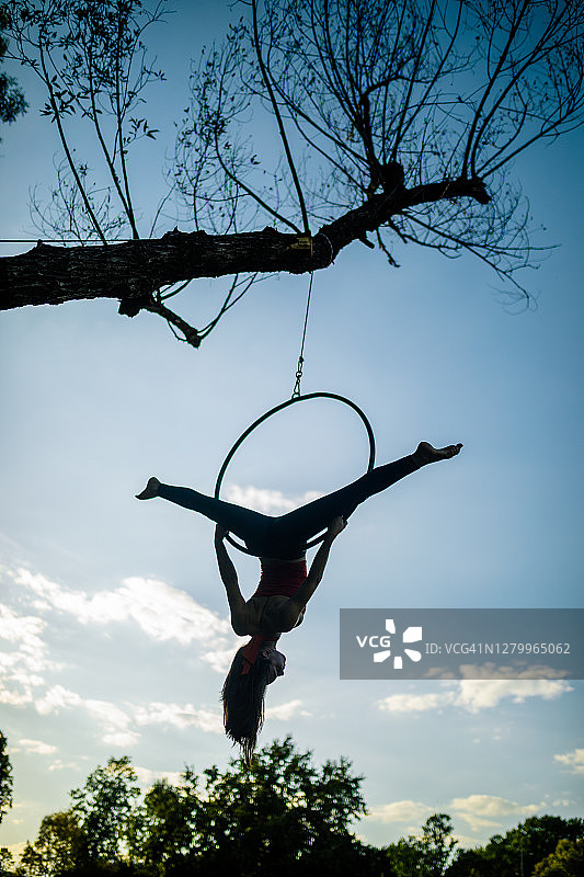 年轻女人在户外跳空中吊环舞图片素材